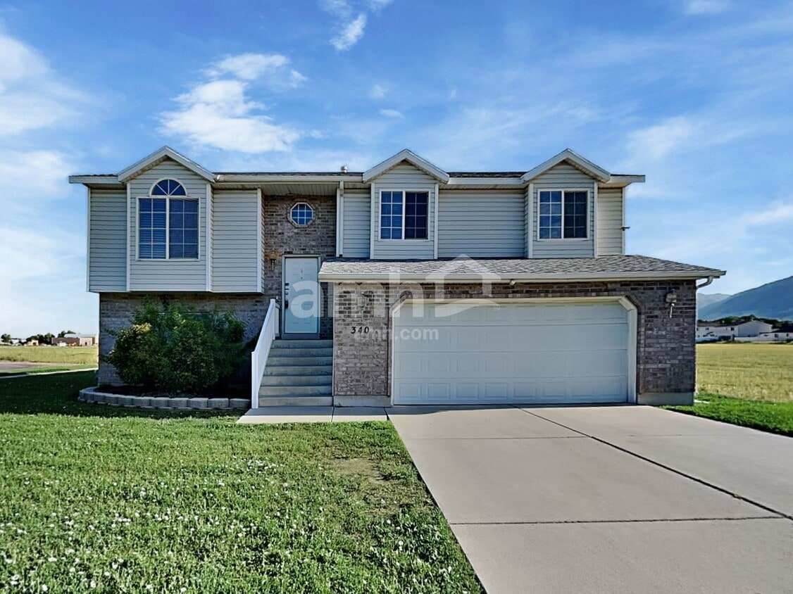 Primary Photo - 340 W Oaks Dr