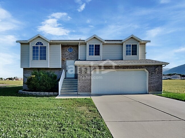 Building Photo - 340 W Oaks Dr