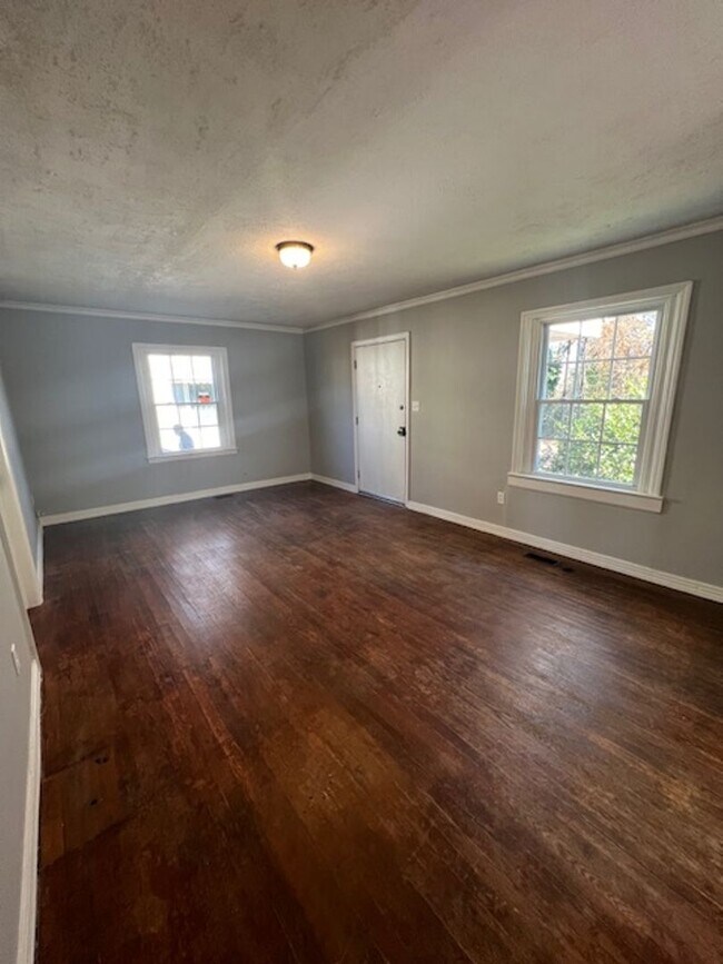 Building Photo - Newly Remodeled 2/1 Single Family House in...