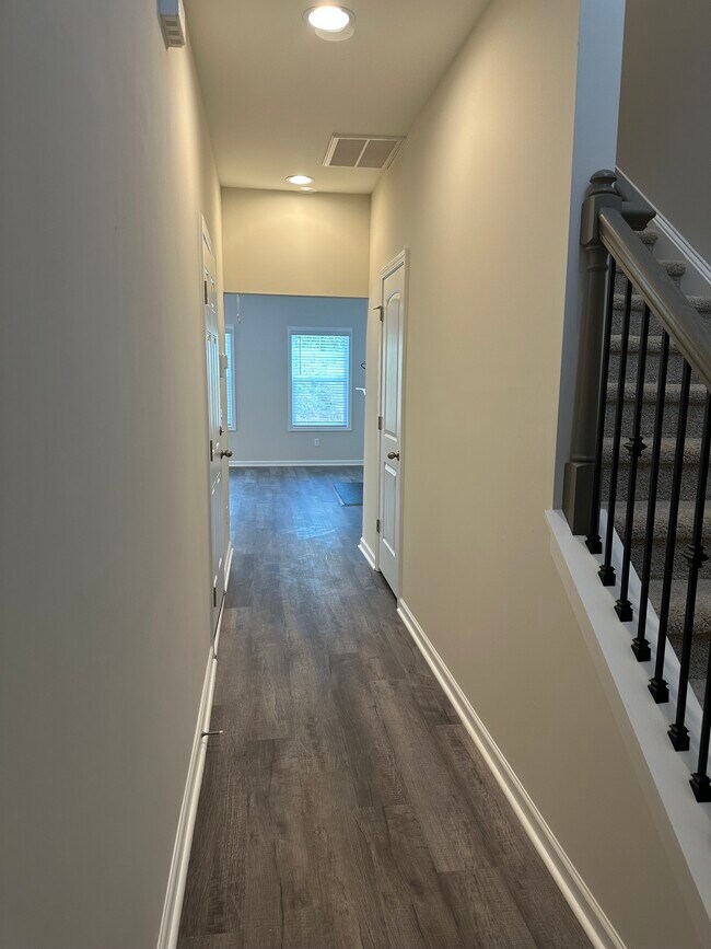 Building Photo - 1014 Silverbend Trl