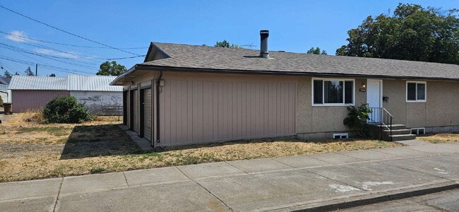 Building Photo - "Charming 3-Bed Duplex with Cozy Fireplace...