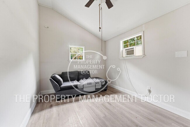 Foto del edificio - Completely Renovated 2BR/1BA Home on Extra-Large Lot in Jacksonville's Trout River Area***JANUARY...