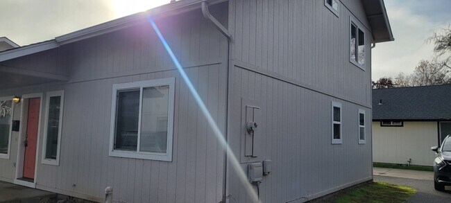 Foto del edificio - 241 NE School St