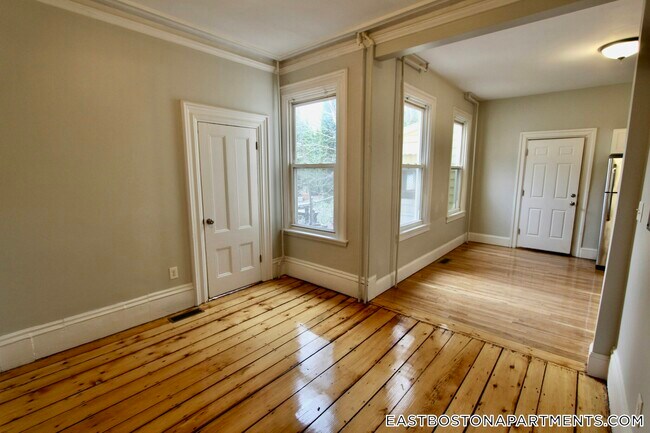 Building Photo - 126 Saratoga St