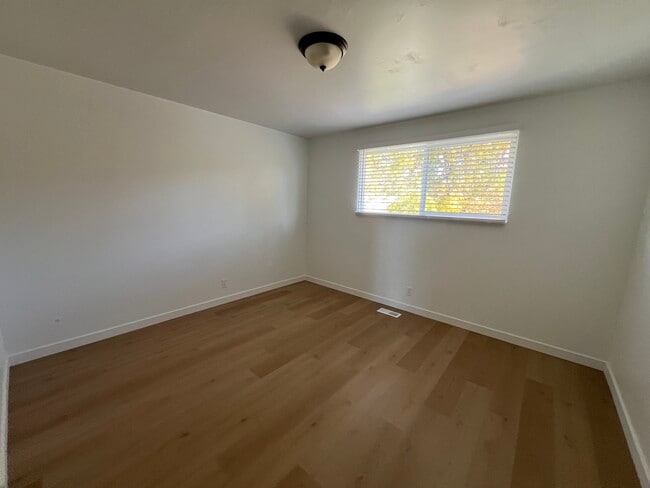 Foto del edificio - 7424 Launa Dr