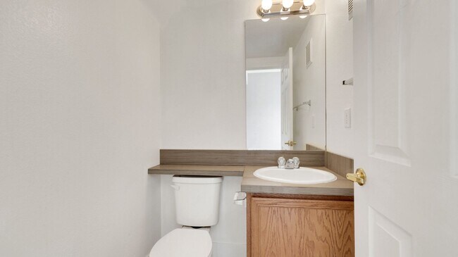 Building Photo - 2 bedroom+loft townhome with attached 2 ca...