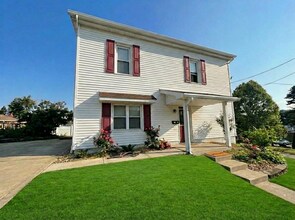 Building Photo - 207 Sycamore St