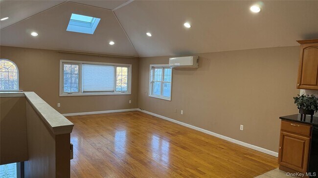 Foto del edificio - 87-30 Commonwealth Blvd