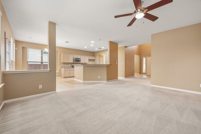 Building Photo - Spacious 2 Story 5 Bedroom , 3 Bathroom lo...