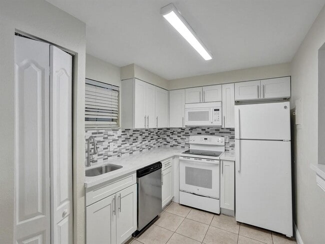 Building Photo - 4205 N University Dr