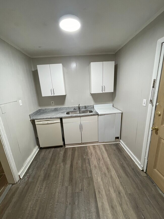 Kitchen - 905 Henderson Ext