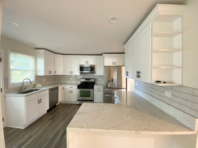Building Photo - 975 Dearborn Cir