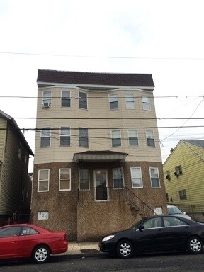 Building Photo - 437 Elm St