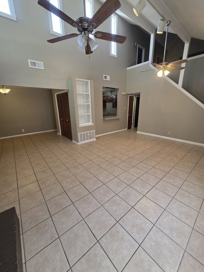 Foto del edificio - 2 story townhome, 3 bed 2 bath