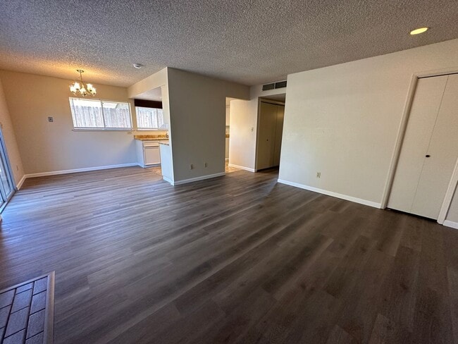 Building Photo - COL370