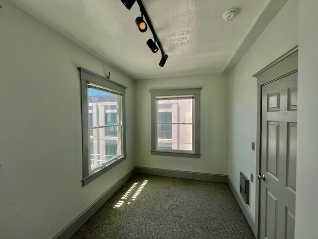 Building Photo - Luxurious Condo Living in Prime Cow Hollow...