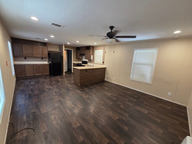 Foto del edificio - 2409 Creekview Dr