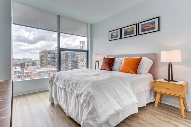 Spacious bedrooms - 412 S Peoria St