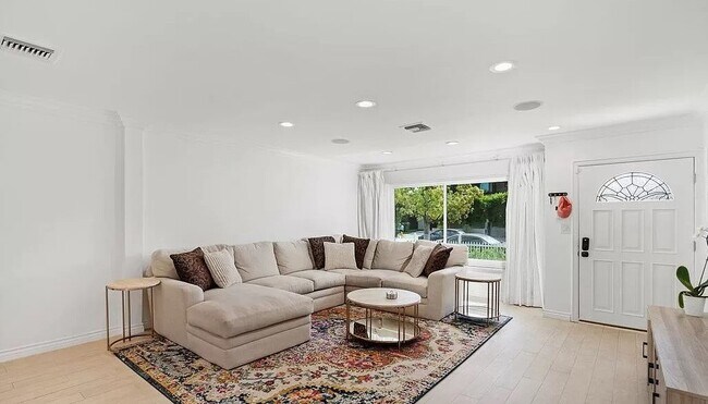 Building Photo - 4841 Tyrone Ave Sherman Oaks, CA 91423