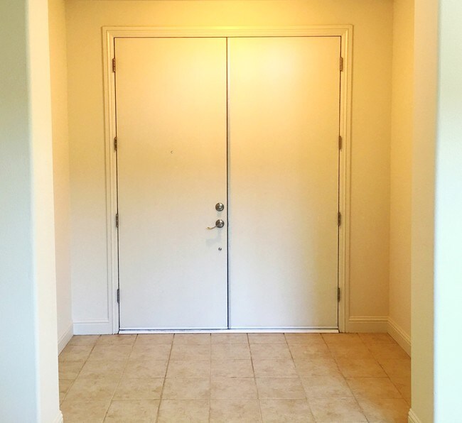 Front Door/ Foyer - 2838 E Omaha Ave