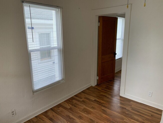 Building Photo - 3 or 4 bedroom (3 bedrooms+ bonus room) House in Rum Village