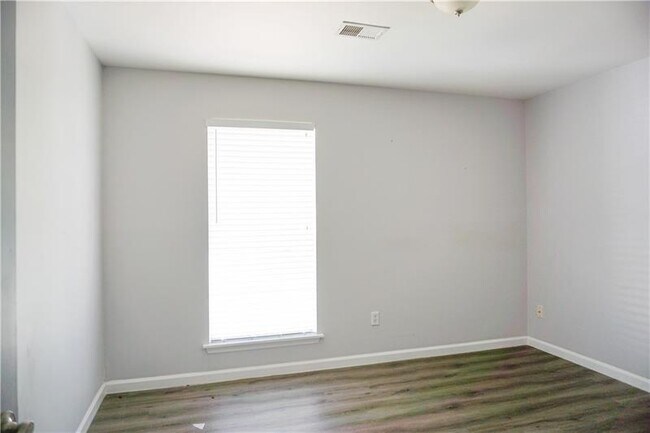 Building Photo - 710 Creekwood Crossing W