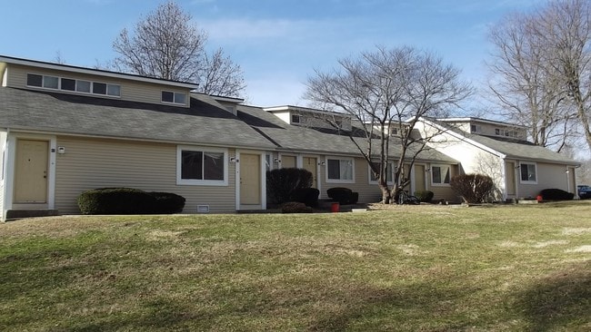Building Photo - 57-72 Village Ct