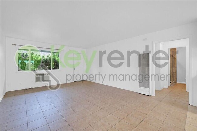 Foto del edificio - 6705 Greenback Ln