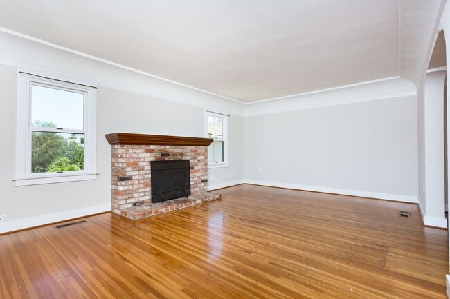 Building Photo - Beautiful Home in Kensington!