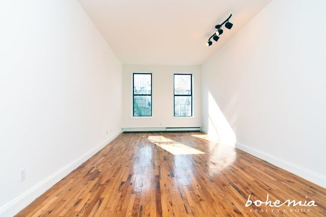 Foto del edificio - 305 W 113th St