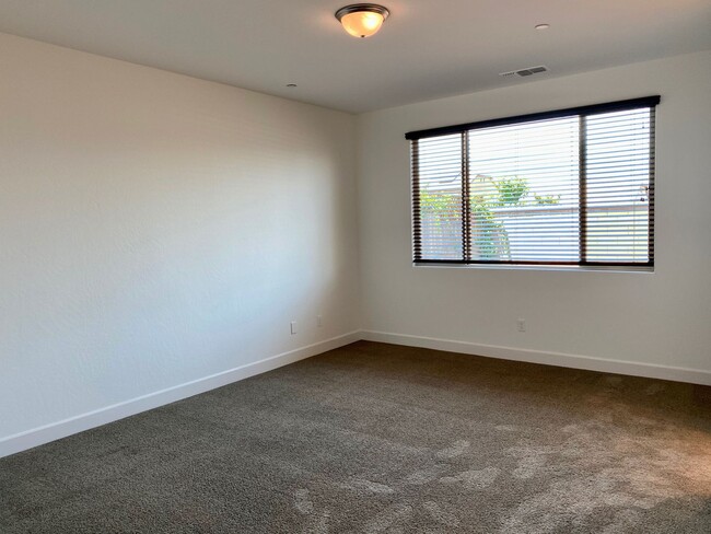 Building Photo - $2,650 Woodside Gated Community 4 Bdrm, So...