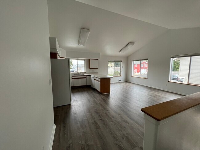 Building Photo - Two Bedroom in Newport!