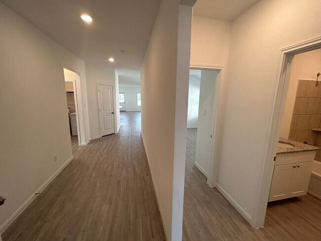 Foto del edificio - *COMING SOON* Dual Primary Suites! Spacious Home w/ Open Kitchen & Community Pool!