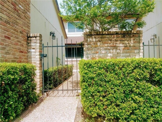 Foto del edificio - 8226 Summer Side Dr