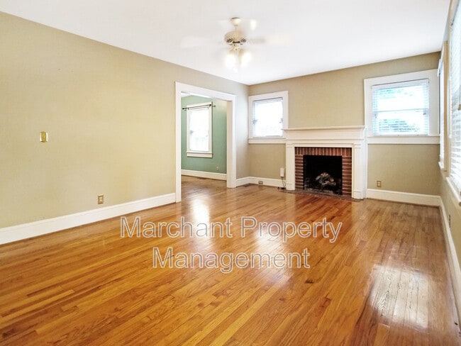 Foto del edificio - 22 Douglas Dr