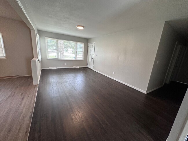 Building Photo - $1045 - 3 bedroom / 1 bathroom - Gorgeous ...