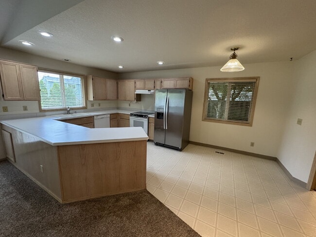 Building Photo - Spacious Single-level Home in Newer Milwau...