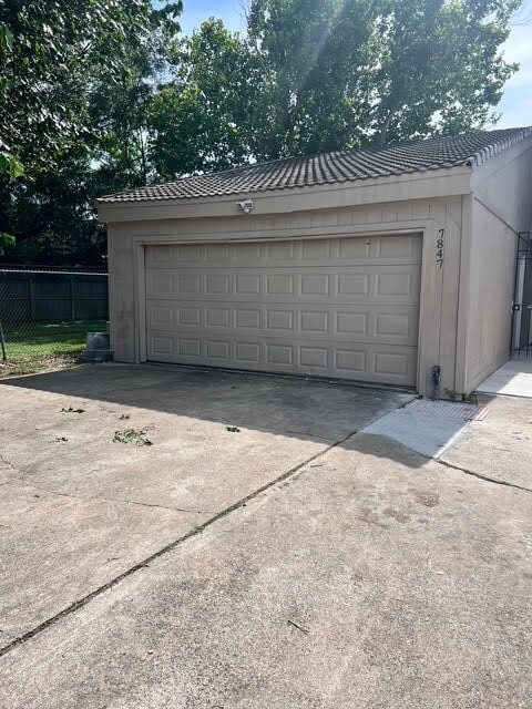Building Photo - 7847 Creekbend Dr