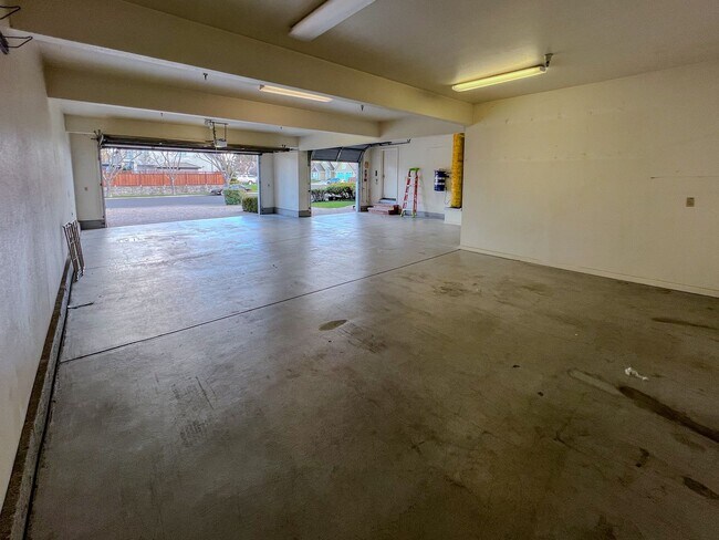 Foto del edificio - Charming Four Bedroom, Two-and-a-Half Bath...