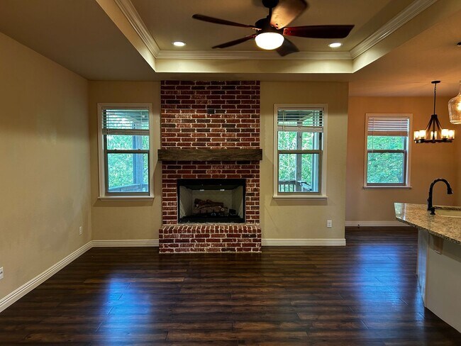 Foto del edificio - Private Treehouse Views - 3 Bed 2 Bath Home on Cul de sac!