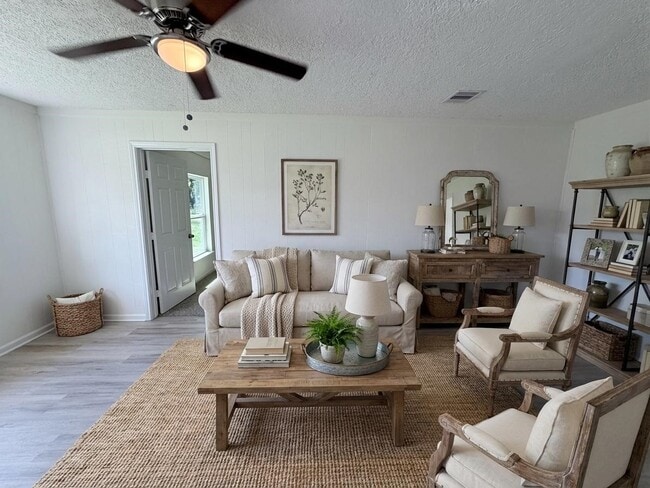 Foto del edificio - 404 Elaine St