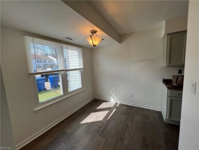 Building Photo - 668 Aubrey Dr