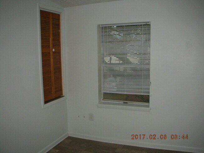 Building Photo - 402 S 11th St