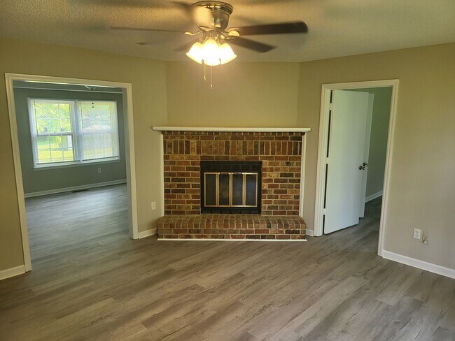 Building Photo - Nice Mt. Juliet Ranch 4 bedroom 2 bath on ...