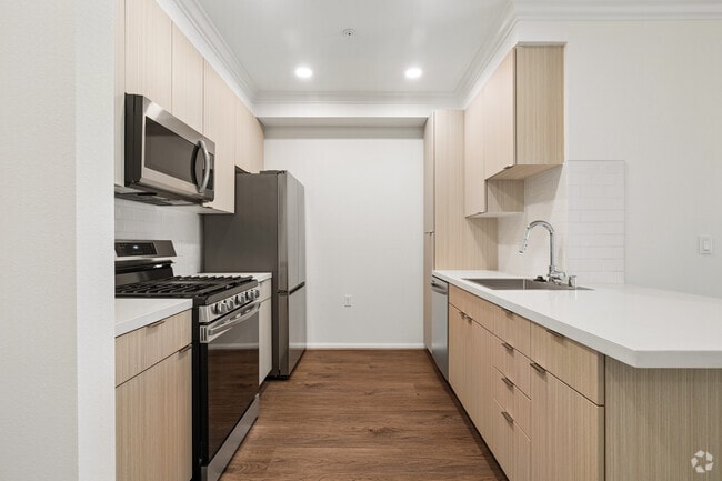 2BR, 2BA - 941SF - Kitchen - Ferrante