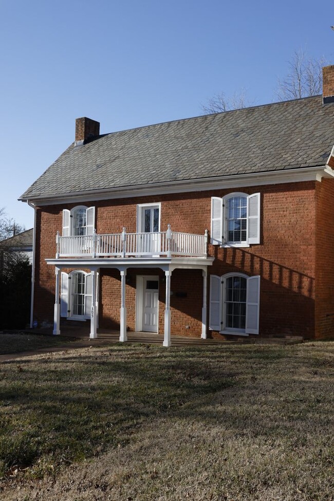 Building Photo - Gorgeous 2 story home in the historic Poin...