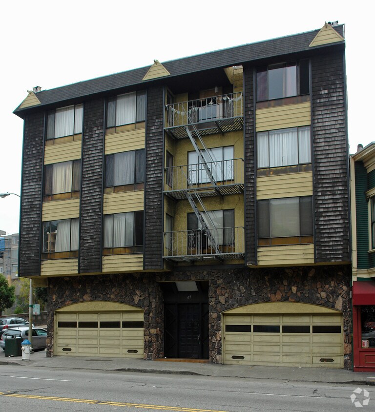 Building Photo - 125 Bay St