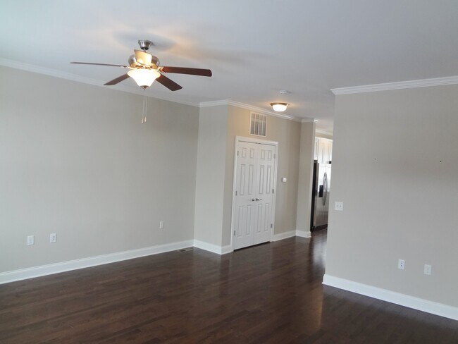 Building Photo - Spacious Luxurious Townhome! Outstanding L...
