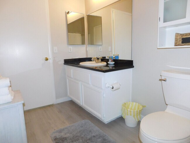Building Photo - GORGEOUS FULLY FURNISHED 2 BEDROOM UNIT*GA...