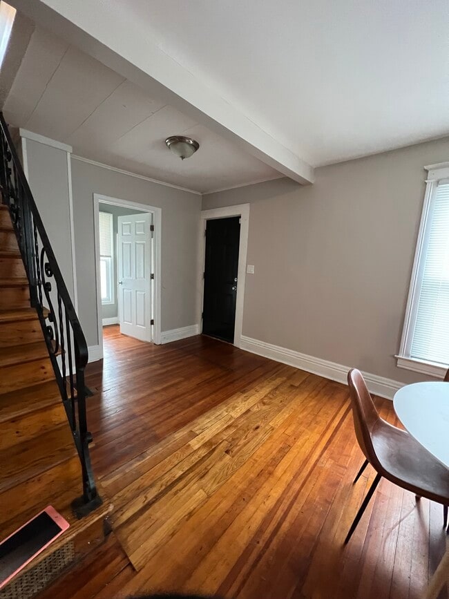 Building Photo - 126 Barton St